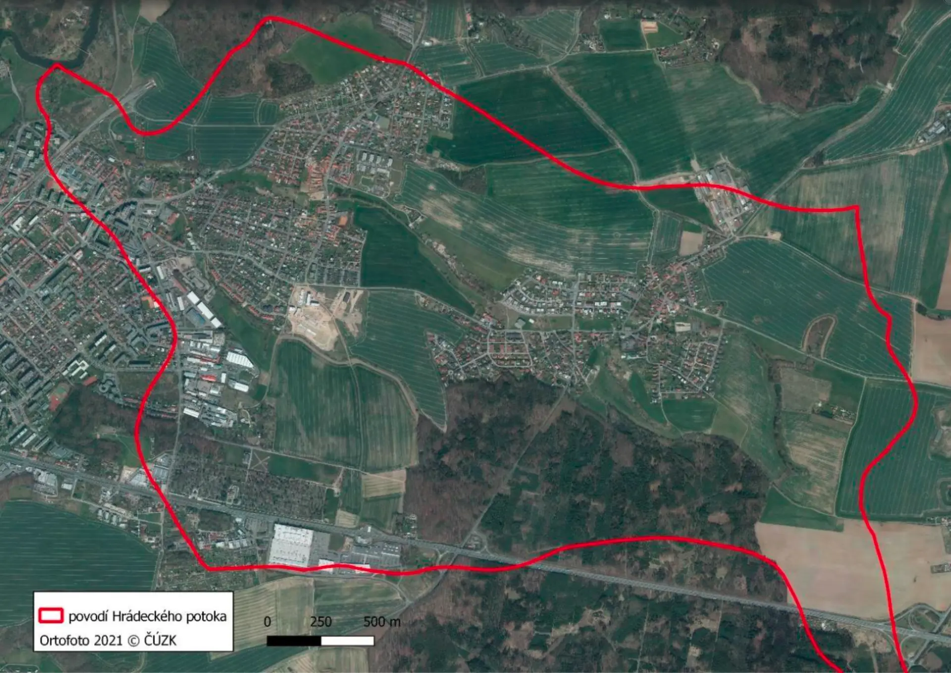 Dnešní ortofoto povodí Hrádeckého potoka s vyznačenou hranicí povodí, ČÚZK 2021